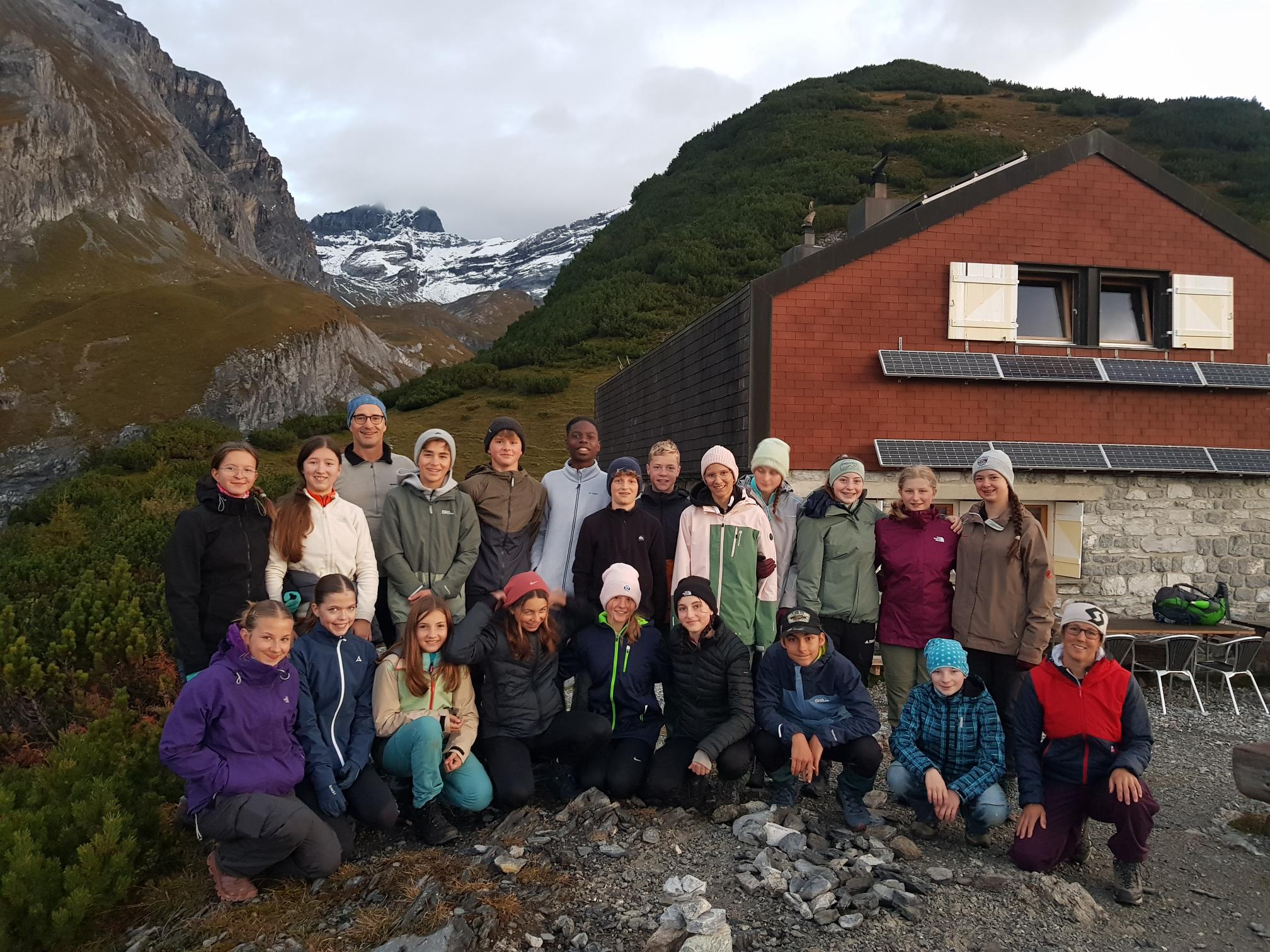 Gruppe AlpenLernen vor der Ringelspitzhütte